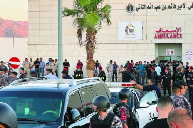 الدرك الأردني خارج مستشفى بعد تسرب غاز سام من صهريج تخزين في ميناء العقبة أمس (رويترز)