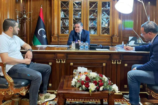 صورة وزعتها حكومة «الوحدة» للقاء الدبيبة مع الرئيس المكلف إدارة شركة الكهرباء محمد إسماعيل