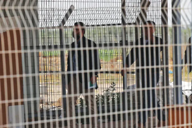 في هذه الصورة التي التقطت في 26 أبريل الماضي يغادر عمال فلسطينيون بيت حانون في شمال قطاع غزة للوصول إلى إسرائيل عبر معبر إيريز (أ.ف.ب)