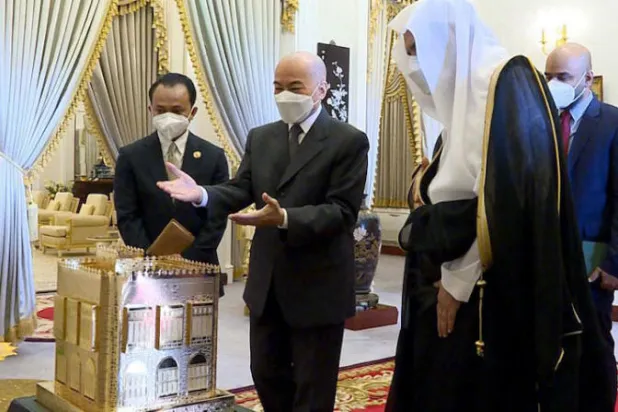 العاهل الكمبودي مستقبلاً الأمين العام لرابطة العالم الإسلامي (الشرق الأوسط)