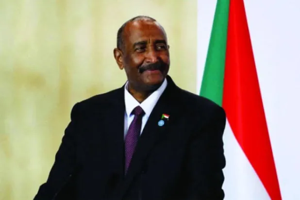 لیفٹیننٹ جنرل البرہان کو ایتھوپیا کی سرحد پر کشیدگی میں اضافے کے ساتھ الفشقہ کا دورہ کرتے ہوئے دیکھا جا سکتا ہے (رائٹرز)