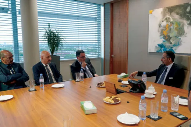 الخريف خلال حواره مع أعضاء هيئة التحرير في صحيفة «الشرق الأوسط» بالمقر الرئيس بلندن (الشرق الأوسط)