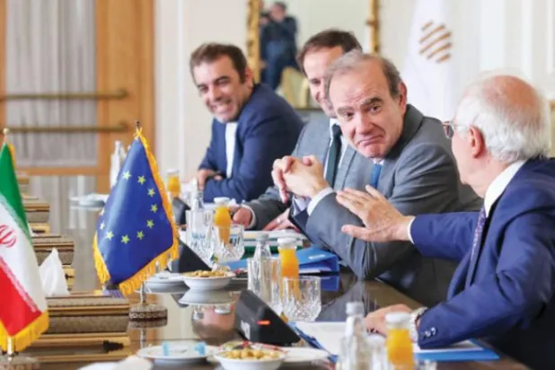 بوریل کو اپنے نائب اینریک مورا سے بات کرتے ہوئے دیکھا جا سکتا ہے جو تہران میں جوہری مذاکرات کے کوآرڈینیٹر ہیں (اے ایف پی)