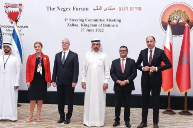 گزشتہ روز منامہ میں نیگیو فورم کے پہلے اجلاس سے قبل امریکہ، اسرائیل اور چار عرب ممالک کے سفارت کاروں کو دیکھا جا سکتا ہے (اے ایف پی)