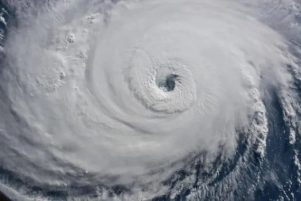 صورة لإعصار ضرب المحيط الهادي (أرشيف-رويترز)