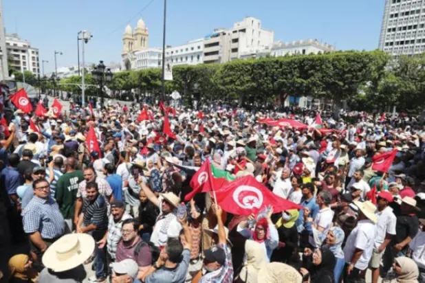 Başkent Tunus’ta Cumhurbaşkanı Said’in ‘anayasa referandumu’ kararını protesto eden vatandaşlar. (EPA)  
