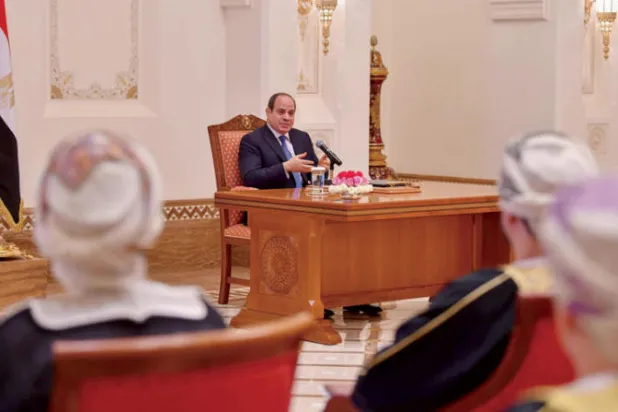 الرئيس عبد الفتاح السيسي خلال لقائه برجال الأعمال في مسقط أمس (د.ب.أ)