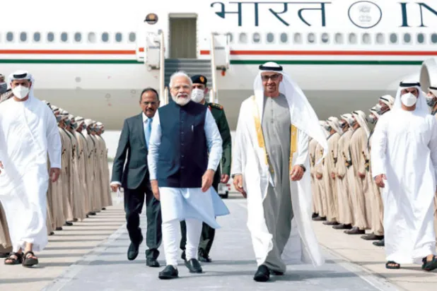 محمد بن زايد مستقبلاً ناريندرا مودي في أبوظبي أمس (وام)