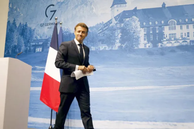 الرئيس الفرنسي إيمانويل ماكرون بعد مؤتمر صحافي في ختام قمة «جي 7» في قصر إلماو البافاري أمس (أ.ف.ب)