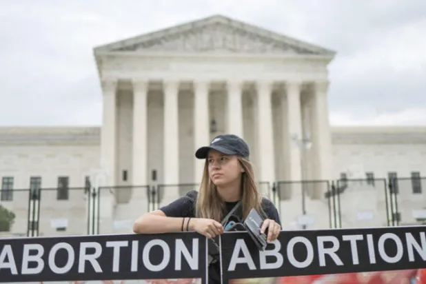 مناهِضة للإجهاض أمام مبنى المحكمة العليا أول من أمس (أ.ف.ب)