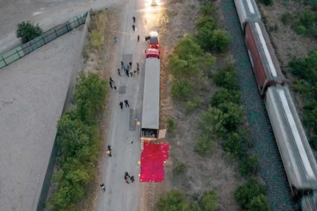 صورة جوية للجرار الذي عُثر في مقطورته على 50 قتيلاً (أ.ف.ب)