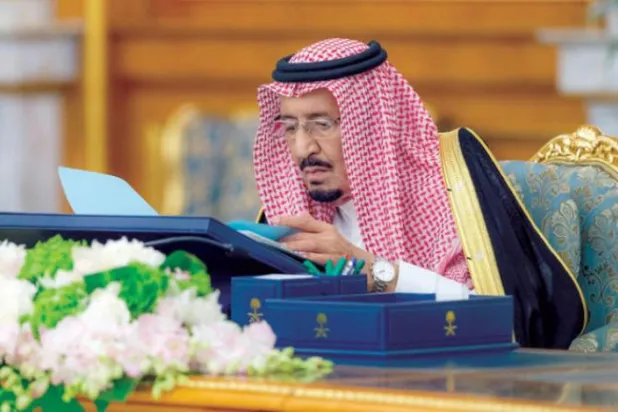 خادم حرمین شریفین کو کابینہ اجلاس کی صدارت کرتے ہوئے دیکھا جا سکتا ہے (واس)