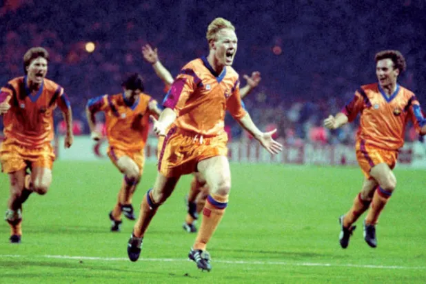 رونالد كومان يحتفل بهدفه الذي قاد برشلونة لأول كأس أوروبية عام 1992 (غيتي)