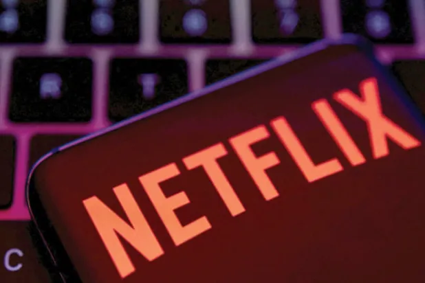 تعتزم «نتفليكس» توفير اشتراك أقل كلفة مقابل تخلله بالبث الإعلاني (رويترز)