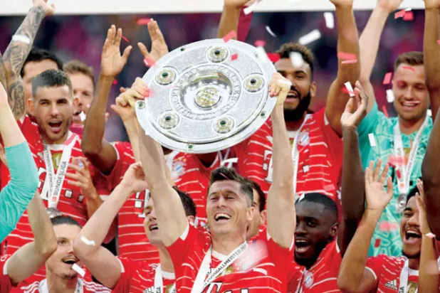 ليفاندوفسكي (في الوسط) توج مع البايرن بكل الألقاب وينتظر تحريره للانضمام لبرشلونة (رويترز)