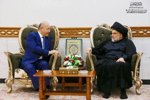 Daha önce Mukteda es-Sadr ile Cumhurbaşkanı Berhem Salih arasında gerçekleşen bir görüşme (Mukteda es-Sadr’ın ofisi)