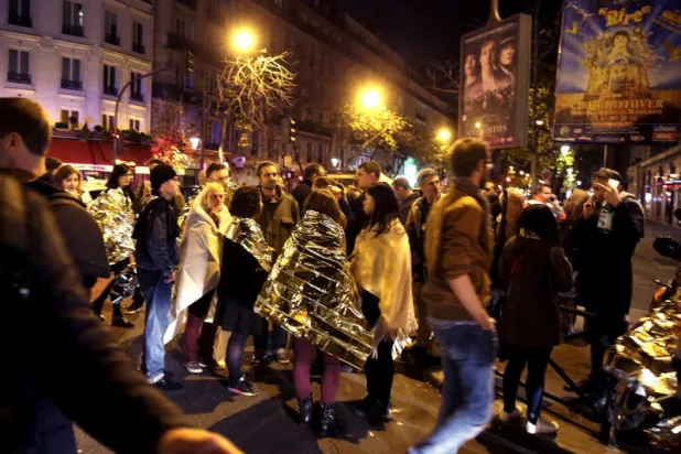 تجمع خارج قاعة «باتاكلان» بباريس في اليوم التالي للاعتداء الدامي (أ ف ب)