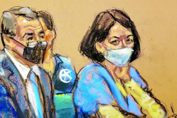 رسم تخطيطي لغيلاين ماكسويل وإلى جوارها محاميها كريستيان إيفردل في جلسة النطق بالحكم في نيويورك (رويترز)