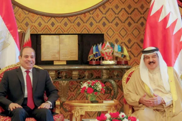 الملك حمد بن عيسى آل خليفة مستقبلاً الرئيس المصري عبد الفتاح السيسي في المنامة أمس (بنا)