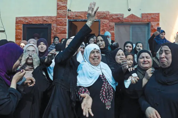 قريبات لمرعي خلال تشييعه في جنين أمس (أ.ف.ب)