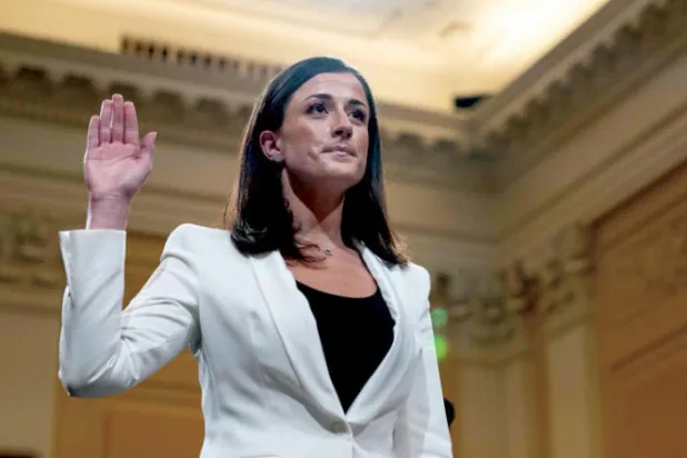 كاسيدي هوتشينسون الموظفة السابقة في البيت الأبيض تؤدي اليمين قبل الإدلاء بشهادتها (أ.ف.ب)