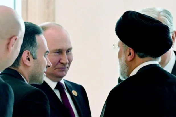 روس کے صدر ولادیمئر پوٹن اور ان کے ایرانی ہم منصب ابراہیم رئیسی کو کل اشک آباد میں بحیرہ کیسپین سربراہی اجلاس کے موقع پر گفتگو کرتے ہوئے دیکھا جا سکتا ہے (رائٹرز)