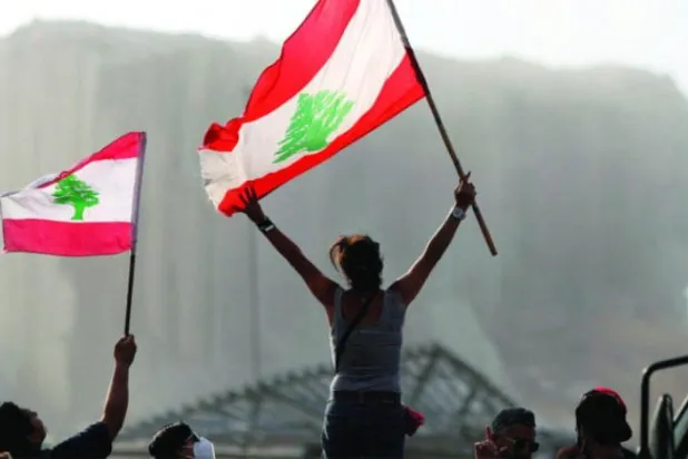 بیروت کی بندرگاہ کے دھماکہ کے بعد اس کے سامنے لبنانی مظاہرے کے ایک منظر کو دیکھا جا سکتا ہے (رائٹرز)