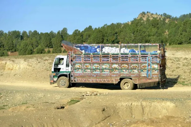 شاحنة تنقل مساعدات إلى منكوبي زلزال خوست (رويترز)