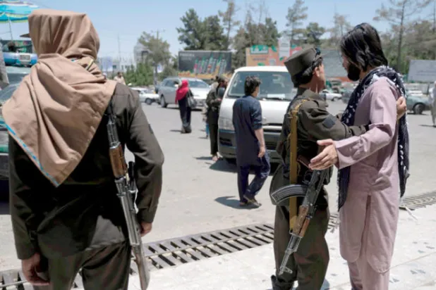 لم يسمح لوسائل الإعلام بحضور مجلس «الجيرغا» والمخصص للرجال فقط الاجتماع تقليد قديم لوجهاء أفغانستان يعمل على تسوية الخلافات عبر التوافق والذي نظم في حرم جامعة البوليتكنيك في كابل (أ.ف.ب)