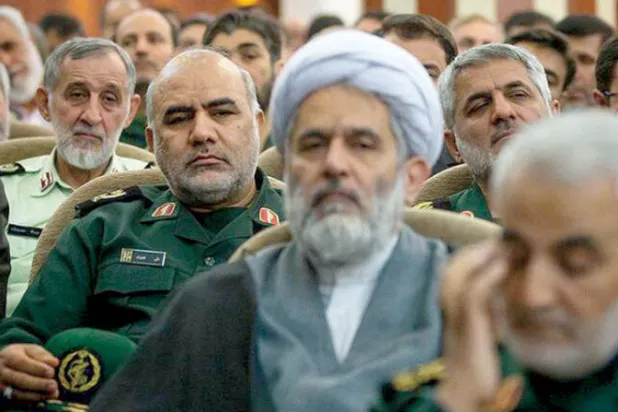 أرشيفية تُظهر نصيري جالساً خلف طائب (يسارالصورة) قاسم سليماني القائد السابق لـ«فيلق القدس» خلال مناسبة لـ«الحرس الثوري» (فارس)