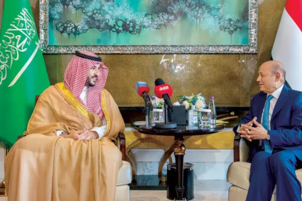 الدكتور رشاد العليمي لدى لقائه الأمير خالد بن سلمان في الرياض أمس (واس)