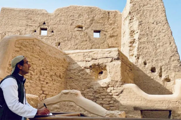 المصمم السعودي نواف النصار أمام قصر سلوى (الشرق الأوسط)