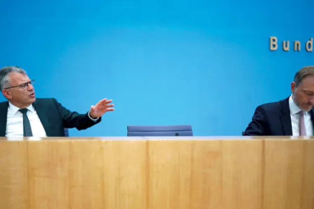 تعرض وزير المالية الألماني (يمين) لانتقادات حادة عقب إعلان مشروع موازنة وصفت بأنها «خاطئة» و«إملاء بالتقشف» (إ.ب.أ)