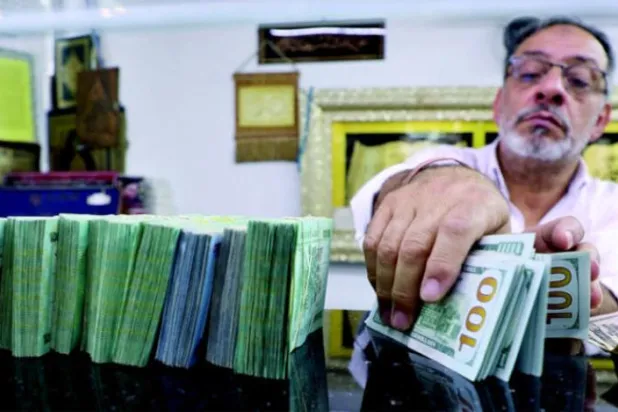 کل بیروت میں منی ایکسچینج کی ایک دکان کے اندر (رائٹرز)