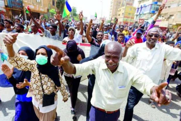 کل سوڈانی دارالحکومت خرطوم میں مظاہرین (رائٹرز)