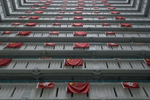 أعلام الصين وهونغ كونغ تزين البنايات (إ.ب.أ)