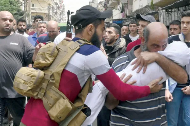 من تشييع فتاة في أبريل (نيسان) الماضي كانت بين الركاب الذين قضوا غرقاً على المركب الذين كان يقلهم قرب شاطئ طرابلس في شمال لبنان (إ.ب.أ)