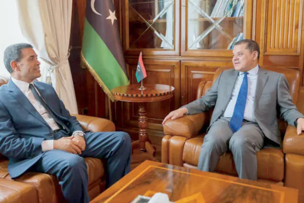 الدبيبة رئيس حكومة «الوحدة» الليبية المؤقتة في لقاء سابق مع عماد السائح  رئيس مفوضية الانتخابات بطرابلس (الحكومة)