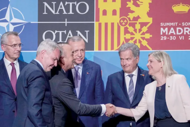 قادة تركيا والسويد وفنلندا وأمين عام الناتو ووزير الخارجة التركي في مدريد، 28 يونيو (أ.ب)