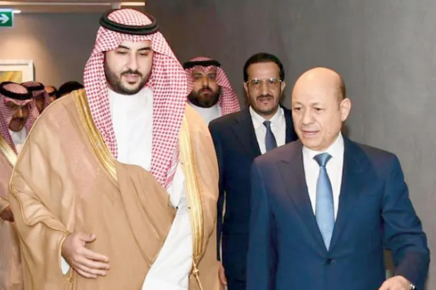 رشاد العليمي لدى لقائه الأمير خالد بن سلمان في الرياض الخميس (سبأ)