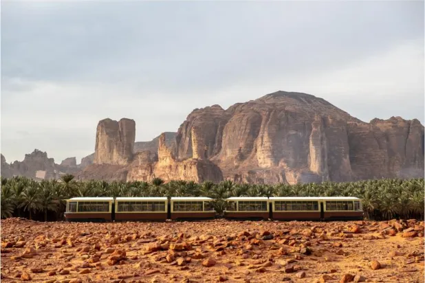 يربط القطار بين المراكز والأحياء والمواقع التراثية والسياحية في محافظة العلا (الشرق الأوسط)