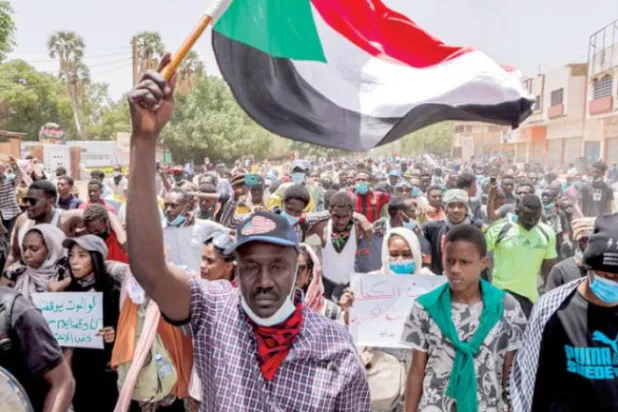 شہری حکمرانی کے مطالبے کے لئے جمعرات کو خرطوم میں ہونے والے مظاہروں کے ایک منظر کو دیکھا جا سکتا ہے (اے ایف پی)