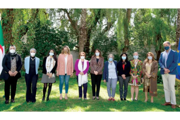 الصورة لرائدات أعمال جزائريات لدى استقبالهن من طرف سفير الاتحاد الأوروبي بالجزائر (جمعية سيدات الأعمال الجزائريات)