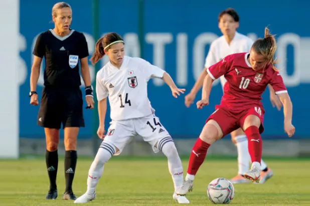 كرة القدم النسائية ما زال أمامها الكثير من المعارك للفوز بها كي تسير في الاتجاه الصحيح (أ.ب)