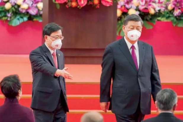 چینی صدر شی کو آنے والے چیف ایگزیکٹو آفیسر جان لی (دائیں) کے ساتھ دیکھا جا سکتا ہے جنہوں نے کل تقریب میں حلف لیا ہے (ای پی اے)