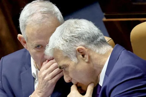 گینٹز کو گذشتہ ہفتے اسرائیلی کنیسٹ کے اجلاس میں وزیر خارجہ یائر لیپڈ کے ساتھ سرگوشی کرتے ہوئے دیکھا جا سکتا ہے (رائٹرز)