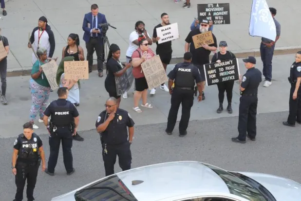 مظاهرة منددة بمقتل شاب أميركي من أصل إفريقي على يد الشرطة يوم الاثنين في أكرون بولاية أوهايو (أ.ب)