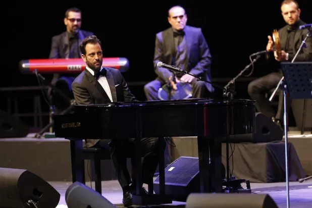 Guy Manoukian performs on stage. (Getty Images file)