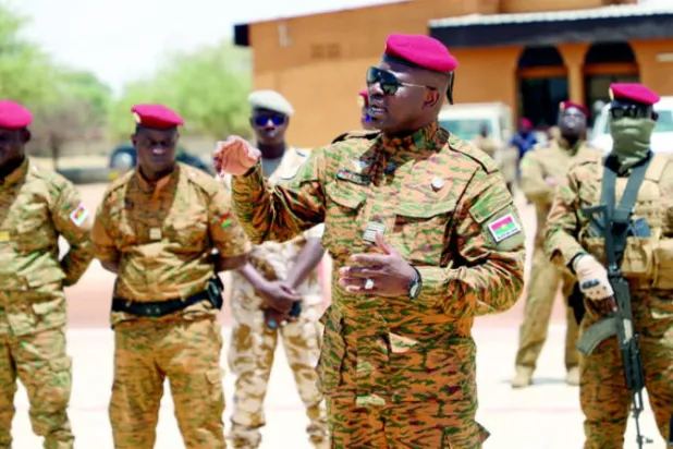 رئيس بوركينا فاسو الكولونيل بول هنري داميبا محاطاً بجنوده (رويترز)
