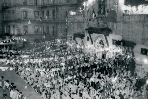 صورة أرشيفية تعود لسنة 1936 تؤرخ لاحتفالات المواطنين وسط العاصمة بإعلان الاستقلال عن فرنسا (أ.ف.ب)